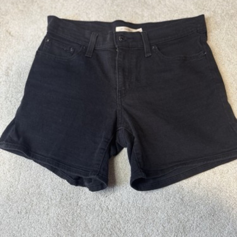 Black Signature Levi Strauss Size 28 Women’s Mid Rise 5” Shorts Denim w/ Stretch